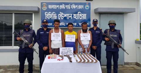 হাতিয়ায় জলদস্যুদের সাথে কোষ্টগার্ডের গোলাগুলি বিপুল পরিমান আগ্নেয়াস্ত্রসহ ৩জলদস্যু আটক