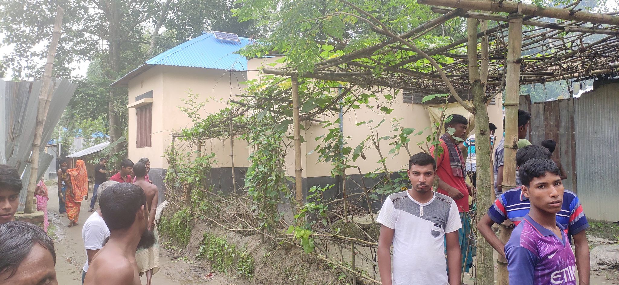 পলাশবাড়ীতে প্রধানমন্ত্রীর দেওয়া দূর্যোগ সহনশীল ঘর নিয়ে বিপাকে সুবিধাভোগী পরিবার