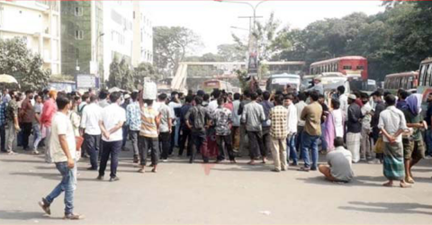 বাস ভাড়া কমানোর দাবিতে শাহবাগে বিক্ষোভ