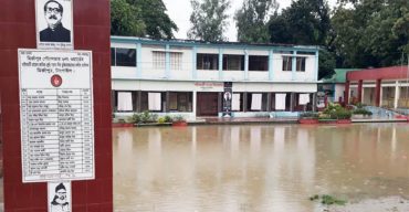 বিদ্যালয়ে জলাবদ্ধতা, ৬ শতাধিক শিক্ষার্থীর পড়াশোনা ব্যাহত