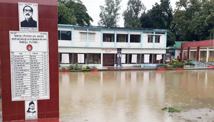 বিদ্যালয়ে জলাবদ্ধতা, ৬ শতাধিক শিক্ষার্থীর পড়াশোনা ব্যাহত