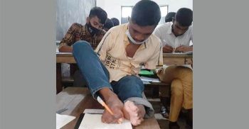 পা দিয়ে লিখে জিপিএ-৫ পেলেন মানিক