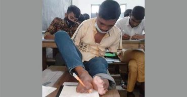 পা দিয়ে লিখে জিপিএ-৫ পেলেন মানিক