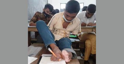 পা দিয়ে লিখে জিপিএ-৫ পেলেন মানিক