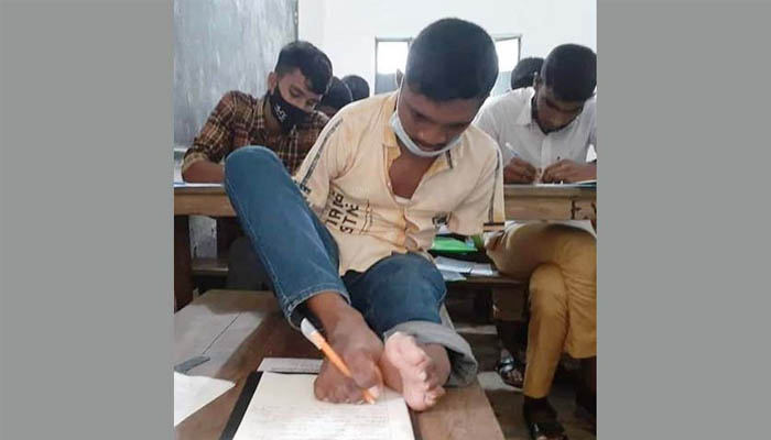 পা দিয়ে লিখে জিপিএ-৫ পেলেন মানিক