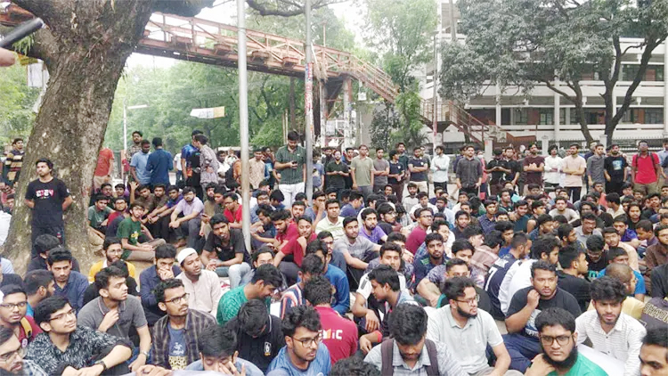 বিক্ষোভে উত্তাল বুয়েট, শিক্ষার্থীদের আল্টিমেটাম