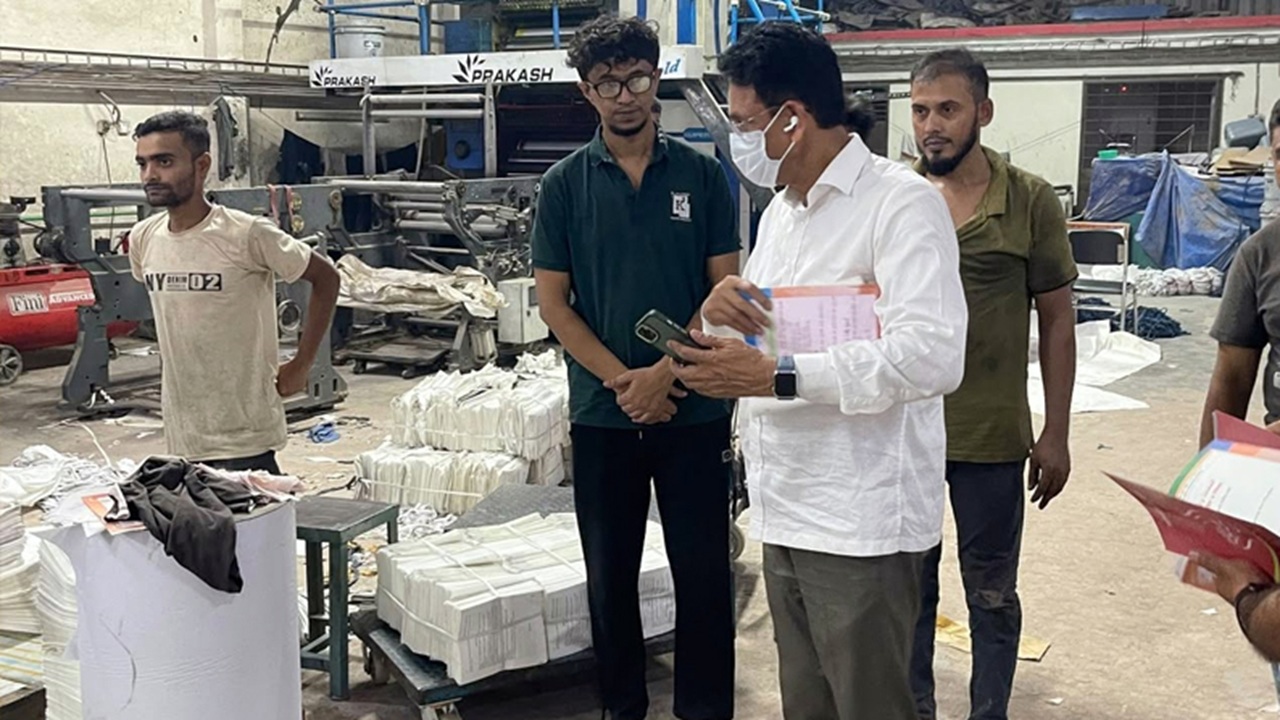 মধ্যরাতে প্রেস পরিদর্শনে পাঠ্যবই ছাপার করুণ অবস্থা দেখলেন শিক্ষামন্ত্রী